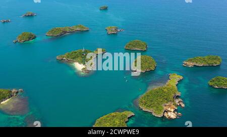 Paysage tropical de l'île avec des plages et des criques dans les eaux turquoise dans le parc national des cent îles, Pangasinan, Philippines. Concept de vacances d'été et de voyage Banque D'Images