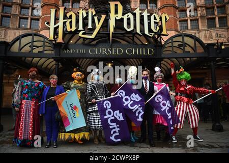 Pantomime dames se rend sur la place du Parlement, à Londres, pour se joindre à d'autres travailleurs créatifs pour un rassemblement visant à souligner l'impact de la pandémie sur le pantomime et le théâtre en direct. Banque D'Images