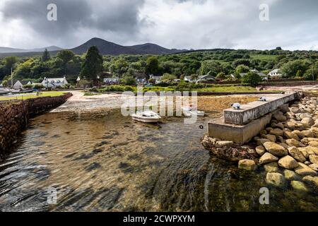 Bateaux amarrés au port de Sheep, bien connu pour ses crampons de moutons, à Corrie, île d'Arran, Écosse. Banque D'Images