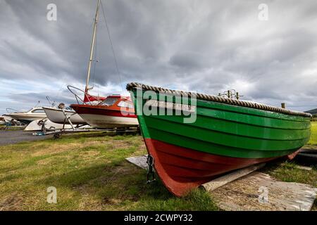 Des bateaux colorés sont entreposés à Sheep Harbour près de Corrie, île d'Arran, Écosse. Banque D'Images