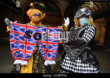 Pantomime dames se rend sur la place du Parlement, à Londres, pour se joindre à d'autres travailleurs créatifs pour un rassemblement visant à souligner l'impact de la pandémie sur le pantomime et le théâtre en direct. Banque D'Images