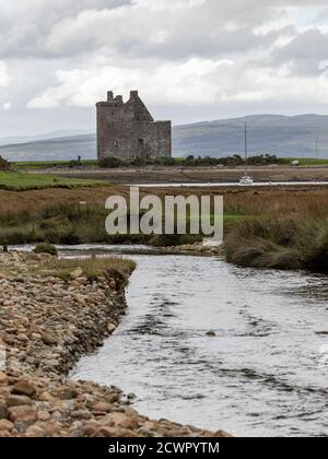 Le château de Lochranza, une tour du XIIIe siècle, se dresse sur la plage à côté du port de Lochranza, sur l'île d'Arran, en Écosse. Banque D'Images