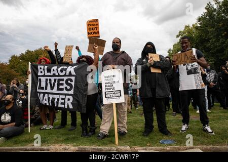 Les manifestants portant un masque expriment leurs opinions et leurs préoccupations au moyen de pancartes et de bannières pendant la manifestation.en réaction aux débats présidentiels qui se tiennent à Cleveland, les manifestants se sont rassemblés pour protester contre le président Donald Trump et pour montrer leur soutien à la vie noire. La première manifestation a commencé par des discours à Wade Lagoon, et a commencé par une marche dans University Circle qui s'est terminée à Wade Lagoon. Les dragglers de la manifestation initiale se sont rendus au centre-ville vers l'intersection de la 105e rue et de l'avenue Chester où la police était stationnée. Banque D'Images