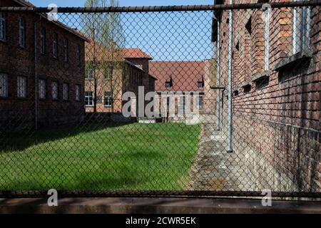 Vue extérieure par l'escrime de la concentration d'Auschwitz Birkenau Camp en Pologne un mémorial durable aux atrocités de la guerre nazie Pendant la Seconde Guerre mondiale Banque D'Images