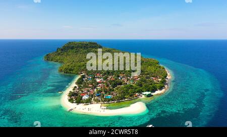 Lagon turquoise et bar à sable, vue sur le dessus. Himokilan Island, Leyte Island, Philippines. Île tropicale avec un village. Concept de vacances d'été. Banque D'Images