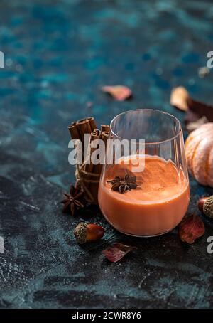 Cocktail épicé, smoothie à la citrouille à la cannelle, anis. Cuisine traditionnelle d'automne. Banque D'Images