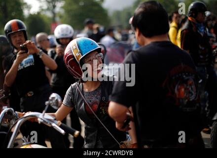 Maneges Femme Sa Moto Harley Davidson Autour De Gettysburg National Military Park Photo Stock Alamy