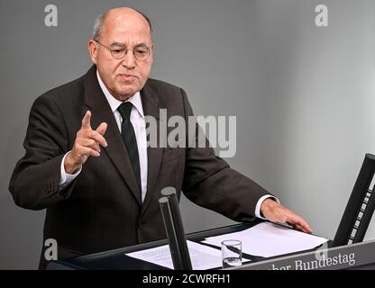 Berlin, Allemagne. 16 septembre 2018. Gregor Gysi, (à gauche), parle aux membres du Bundestag. Au Bundestag, le projet de loi du gouvernement fédéral sur le budget de 2021 est en discussion. Credit: Britta Pedersen/dpa-Zentralbild/dpa/Alay Live News Banque D'Images