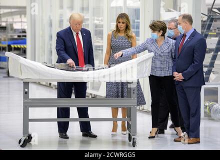 SpaceX Demo-2 Président de Preflight Donald Trump, la première dame Melania Trump, Marillyn Hewson, Directeur général, Lockheed Martin, Mike Hawes, Vice-président de Human Space exploration and Orion Gestionnaire de programme à Lockheed Martin Space, et Jim Bridenstine, Administrateur de la NASA, à droite, Sont vus à la recherche d'une trappe à capsule Orion qui sera utilisée pour la mission Artemis II lors d'une visite du bâtiment des opérations et des caisses Neil A. Armstrong après le départ des astronautes de la NASA Robert Behnken et Douglas Hurley pour le complexe de lancement 39A à bord d'un SpaceX Crew Dragon Vaisseau spatial de lancement, mercredi, M Banque D'Images