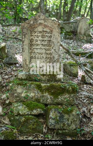 Cimetière de Karaite en Crimée. Pierres tombales Banque D'Images