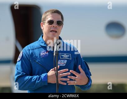 Arrivée de l'équipage de la démo-2 SpaceX Robert Behnken, astronaute de la NASA, s'adresse aux médias après son arrivée à l'installation de lancement et d'atterrissage du Kennedy Space Center de la NASA, en prévision de la mission de démonstration-2 de SpaceX, le mercredi 20 mai 2020, en Floride. La mission SpaceX Demo-2 de la NASA est le premier lancement avec des astronautes de l'engin spatial SpaceX Crew Dragon et de la fusée Falcon 9 vers la Station spatiale internationale dans le cadre du programme d'équipage commercial de l'agence. L’essai en vol servira de démonstration de bout en bout du système de transport de l’équipage de SpaceX. Behnken et Hurley Banque D'Images