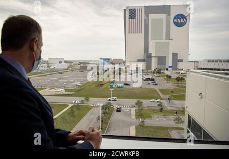 SpaceX Demo-2 sortie de l'équipage Jim Bridenstine, administrateur de la NASA, observe que les astronautes de la NASA Douglas Hurley et Robert Behnken retournent au bâtiment Neil A. Armstrong Operations and Checkout du Launch Complex 39A après que le lancement ait été décapité en raison de la météo, le mercredi 27 mai 2020, au Kennedy Space Center de la NASA en Floride. La mission SpaceX Demo-2 de la NASA est le premier lancement avec des astronautes de l'engin spatial SpaceX Crew Dragon et de la fusée Falcon 9 vers la Station spatiale internationale dans le cadre du programme d'équipage commercial de l'agence. Le vol d’essai sert de démonstration de bout en bout de la c de SpaceX Banque D'Images