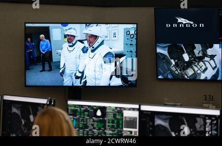 Démo-2 SpaceX Launch les astronautes de la NASA Robert Behnken et Douglas Hurley sont vus après la tenue dans le bâtiment Neil A. Armstrong Operations and Checkout sur un moniteur à l'intérieur de la salle de tir quatre avant le départ pour le complexe de lancement 39A, le samedi 30 mai 2020, Au Launch Control Center du Kennedy Space Center de la NASA, en Floride. La mission SpaceX Demo-2 de la NASA est le premier lancement avec des astronautes de l'engin spatial SpaceX Crew Dragon et de la fusée Falcon 9 vers la Station spatiale internationale dans le cadre du programme d'équipage commercial de l'agence. Le vol d'essai sert de démonstration de bout en bout des SpaceX Banque D'Images