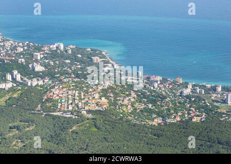 Vue sur Big Yalta depuis les montagnes de Crimée. Ai-Petri, péninsule de Crimée Banque D'Images