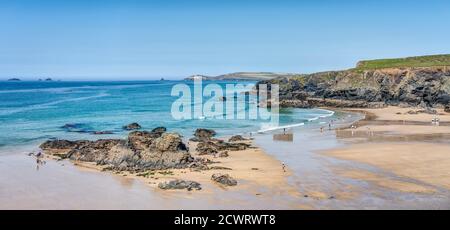 Une scène spectaculaire prise du South West Coastal Path de Porthcothan Beach à marée basse, le jour de septembre très beau et clair. Les gens sur le sable. Banque D'Images