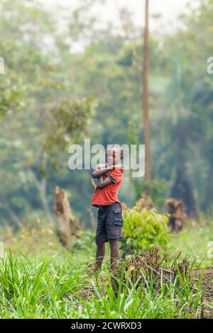 Kibale National Forest National Park / Ouganda - février 27 2020 : un garçon dans un paysage rural. Banque D'Images