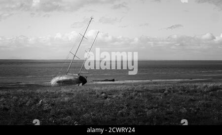 Un vieux bateau se trouve sur la plage de Lytham, Lancashire, Royaume-Uni Banque D'Images