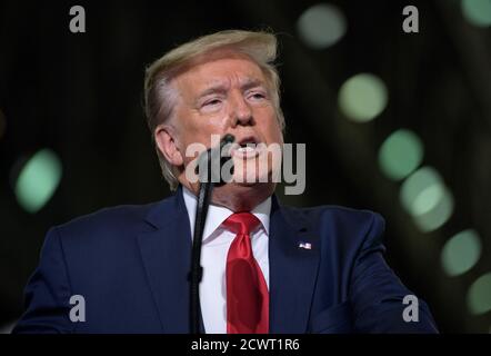 Discours du Président Trump après le lancement du Président Donald Trump à l'intérieur du bâtiment d'assemblage de véhicules à la suite du lancement d'une fusée SpaceX Falcon 9 transportant le vaisseau spatial Crew Dragon de la NASA lors de la mission SpaceX Demo-2 avec les astronautes de la NASA Robert Behnken et Douglas Hurley à bord, le samedi 30 mai 2020, Au Kennedy Space Center de la NASA en Floride. La mission SpaceX Demo-2 de la NASA est le premier lancement avec des astronautes de l'engin spatial SpaceX Crew Dragon et de la fusée Falcon 9 vers la Station spatiale internationale dans le cadre du programme d'équipage commercial de l'agence. Le vol d'essai sert de fin- Banque D'Images