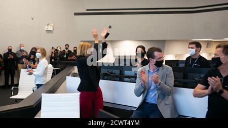 SpaceX Demo-2 Hatch Opening Kathy Lueders, responsable du programme des équipages commerciaux de la NASA, applaudit les équipes SpaceX et de la NASA présentes dans la salle de tir quatre après l'ouverture des trappes entre le vaisseau spatial Crew Dragon de SpaceX et les astronautes de la NASA Douglas Hurley et Robert Behnken à bord de la Station spatiale internationale, le dimanche 31 mai, 2020, dans la salle de tir quatre du Launch Control Center du Kennedy Space Center de la NASA en Floride. La mission SpaceX Demo-2 de la NASA est le premier lancement avec des astronautes du vaisseau spatial SpaceX Crew Dragon et de la fusée Falcon 9 à destination de la Station spatiale internationale Banque D'Images