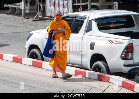 SAMUT PRAKAN, THAÏLANDE, JUIN 26 2020, UN moine bouddhiste avec un sac marche dans la rue. Banque D'Images