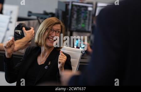 SpaceX Demo-2 Hatch Opening Kathy Lueders, responsable du programme des équipages commerciaux de la NASA, est visible après l'ouverture des trappes entre le vaisseau spatial Dragon de l'équipage de SpaceX et les astronautes de la NASA Douglas Hurley et Robert Behnken à bord et la Station spatiale internationale, le dimanche 31 mai 2020, Dans la salle de tir quatre du Launch Control Center du Kennedy Space Center de la NASA, en Floride. La mission SpaceX Demo-2 de la NASA est le premier lancement avec des astronautes de l'engin spatial SpaceX Crew Dragon et de la fusée Falcon 9 vers la Station spatiale internationale dans le cadre du programme d'équipage commercial de l'agence. Le vol d'essai Banque D'Images