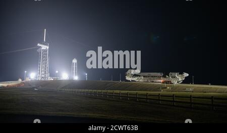 Le 21 mai 2020, SpaceX a déployé sa fusée Falcon 9 avec le vaisseau spatial Crew Dragon à bord du Kennedy Space Center de la NASA, en Floride, pour la mission Demo-2. Cette mission était la première avec des astronautes à bord du Crew Dragon, qui fait partie du programme commercial Crew Program de la NASA à destination de la Station spatiale internationale. Banque D'Images