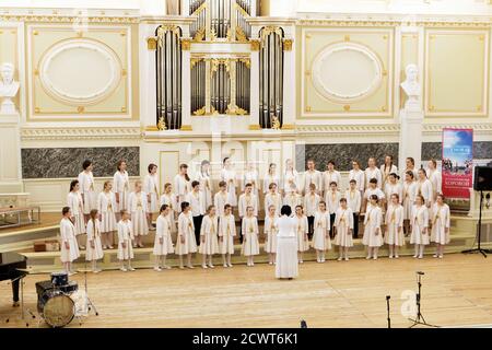 Saint-Pétersbourg, Russie - 25 février 2018 : petit maître de chœur d'enfants de Moscou, Russie se produit lors du Championnat mondial de chorale des enfants et des jeunes Banque D'Images