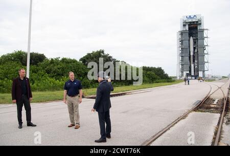 Mars 2020 persévérance Prelauch Thomas Zurbuchen, Administrateur associé de la Direction des missions scientifiques de la NASA, à gauche, Administrateur de la NASA Jim Bridenstine, Et le Tory Bruno, président et chef de la direction de United Launch Alliance, est vu avant le déploiement d'une fusée Atlas V de United Launch Alliance avec la persévérance Mars 2020 de la NASA au lancement du Space Launch Complex 41, le mardi 28 juillet 2020, à la station aérienne Cape Canaveral en Floride. Le programme Perverance rover fait partie du programme d’exploration Mars de la NASA, un effort à long terme d’exploration robotique de la planète Rouge. Le lancement est prévu pour jeudi Banque D'Images