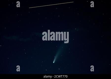 Le 18 juillet 2020, la comète NEOWISE est passée au-dessus de la Station spatiale internationale vue de Keys Gap, Virginie-occidentale, dans une exposition de 10 secondes. La comète, découverte par la mission NEOWISE de la NASA, a été observée par plusieurs engins spatiaux de la NASA. Banque D'Images