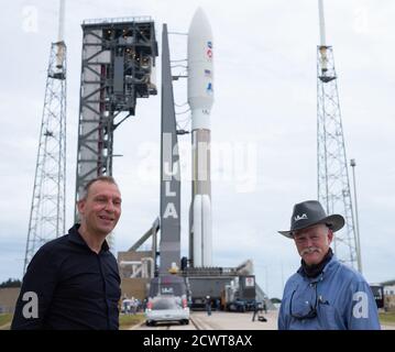 Mars 2020 persévérance Prelauch Thomas Zurbuchen, Administrateur associé de la Direction des missions scientifiques de la NASA, à gauche, est vu avec le conservateur Bruno, Président et Directeur général de United Launch Alliance, Après le déploiement d’une fusée Atlas V de United Launch Alliance avec le véhicule de persévérance Mars 2020 de la NASA sur le plateau de lancement du complexe de lancement 41, le mardi 28 juillet 2020, à la station aérienne de Cape Canaveral, en Floride. Le programme Perverance rover fait partie du programme d’exploration Mars de la NASA, un effort à long terme d’exploration robotique de la planète Rouge. Le lancement est prévu pour le jeudi 30 juillet. Banque D'Images