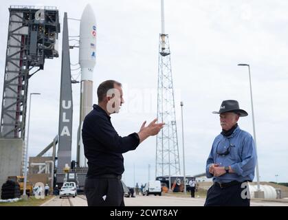 Mars 2020 persévérance Prelauch Thomas Zurbuchen, Administrateur associé de la Direction des missions scientifiques de la NASA, à gauche, est vu avec le conservateur Bruno, Président et Directeur général de United Launch Alliance, Après le déploiement d’une fusée Atlas V de United Launch Alliance avec le véhicule de persévérance Mars 2020 de la NASA sur le plateau de lancement du complexe de lancement 41, le mardi 28 juillet 2020, à la station aérienne de Cape Canaveral, en Floride. Le programme Perverance rover fait partie du programme d’exploration Mars de la NASA, un effort à long terme d’exploration robotique de la planète Rouge. Le lancement est prévu pour le jeudi 30 juillet. Banque D'Images