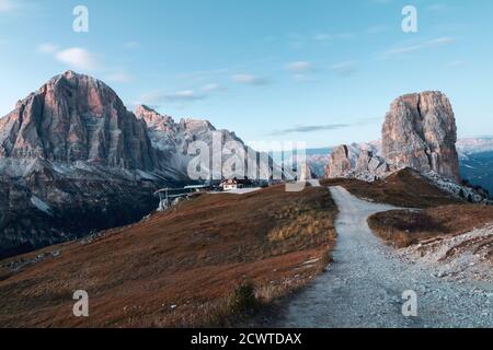 Les montagnes Cinque Torri et les montagnes Tofana au coeur des Dolomites près de la célèbre ville de Cortina d'Ampezzo au coucher du soleil dans le Tyrol du Sud, Banque D'Images