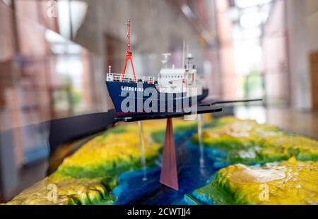 30 septembre 2020, Schleswig-Holstein, Kiel: Un modèle du navire de recherche 'Littorina' du Centre Geomar Helmholtz est exposé dans une vitrine dans le hall principal du centre de recherche. Photo: Axel Heimken/dpa Banque D'Images