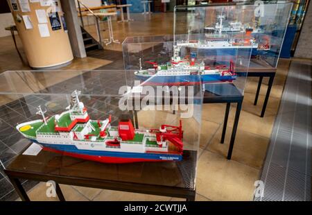 30 septembre 2020, Schleswig-Holstein, Kiel : des modèles des navires de recherche du Centre Geomar Helmholtz sont exposés dans le hall principal du centre de recherche. Photo: Axel Heimken/dpa Banque D'Images