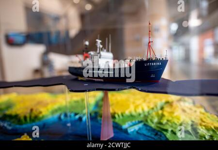 30 septembre 2020, Schleswig-Holstein, Kiel: Un modèle du navire de recherche 'Littorina' du Centre Geomar Helmholtz est exposé dans une vitrine dans le hall principal du centre de recherche. Photo: Axel Heimken/dpa Banque D'Images