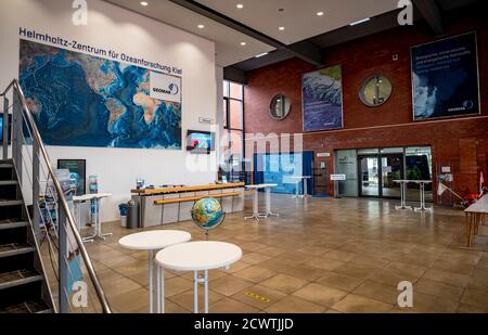 30 septembre 2020, Schleswig-Holstein, Kiel : la salle principale du Centre Geomar Helmholtz est décorée d'une carte du monde des océans. Photo: Axel Heimken/dpa Banque D'Images