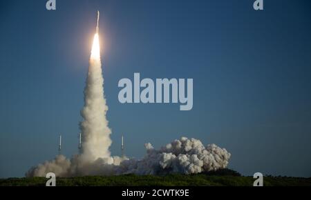 Mars 2020 persévérance lancer UNE fusée Atlas V de United Launch Alliance avec Mars 2020 persévérance rover de la NASA à bord des lancements du complexe de lancement spatial 41, le jeudi 30 juillet 2020, à la station aérienne de Cape Canaveral, en Floride. Le programme Perverance rover fait partie du programme d’exploration Mars de la NASA, un effort à long terme d’exploration robotique de la planète Rouge. Banque D'Images