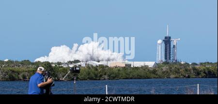 SpaceX Demo-2 incendie statique UNE fusée SpaceX Falcon 9 à bord du vaisseau spatial Crew Dragon de la société est vue sur le plateau de lancement du complexe de lancement 39A lors d'un bref essai de feu statique en prévision de la mission SpaceX Demo-2 de la NASA, le vendredi 22 mai 2020, au Kennedy Space Center de la NASA en Floride. La mission SpaceX Demo-2 de la NASA est le premier lancement avec des astronautes de l'engin spatial SpaceX Crew Dragon et de la fusée Falcon 9 vers la Station spatiale internationale dans le cadre du programme d'équipage commercial de l'agence. Le vol d’essai sert de démonstration de bout en bout du système de transport de l’équipage de SpaceX. Robert Behnken Banque D'Images