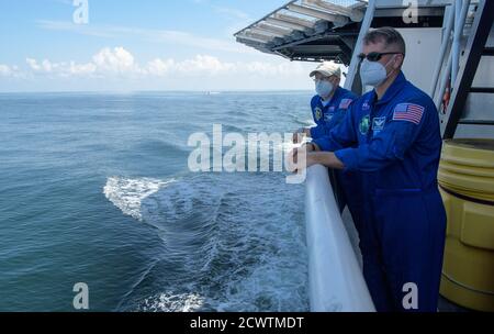 SpaceX Demo-2 avant l'atterrissage l'astronaute en chef de la NASA Pat Forrester, à gauche, et l'astronaute et chef de la récupération de l'équipage de la NASA Shane Kimbrough, ainsi que d'autres équipes de soutien de la NASA et de SpaceX à bord du navire de récupération SpaceX GO Navigator, Préparez-vous à l'atterrissage de l'engin spatial SpaceX Crew Dragon Endeavour avec les astronautes de la NASA Robert Behnken et Douglas Hurley à bord, le dimanche 2 août 2020 dans le golfe du Mexique, au prix de Pensacola, en Floride. Le vol d'essai Demo-2 pour le programme d'équipage commercial de la NASA est le premier à livrer des astronautes à la Station spatiale internationale et à les ramener sur Terre à bord d'un Banque D'Images