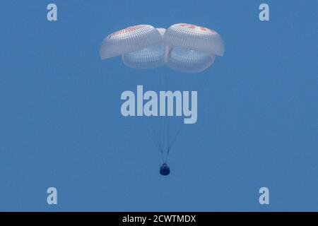 SpaceX Demo-2 Landing le vaisseau spatial SpaceX Crew Dragon Endeavour est vu comme il atterrit avec les astronautes de la NASA Robert Behnken et Douglas Hurley à bord dans le golfe du Mexique au large de la côte de Pensacola, en Floride, le dimanche 2 août 2020. Le vol d'essai Demo-2 pour le programme des équipages commerciaux de la NASA a été le premier à livrer des astronautes à la Station spatiale internationale et à les ramener sur Terre en toute sécurité à bord d'un vaisseau spatial construit et exploité commercialement. Behnken et Hurley sont revenus après avoir passé 64 jours dans l'espace. Banque D'Images