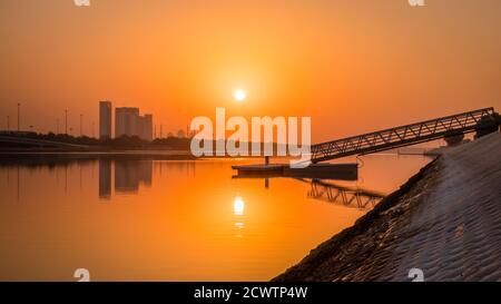 Porte de la capitale d'Abu Dhabi au lever du soleil Banque D'Images