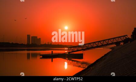 Porte de la capitale d'Abu Dhabi au lever du soleil Banque D'Images