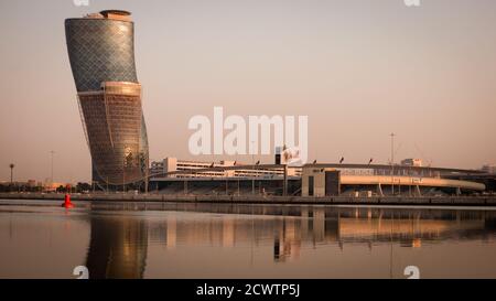 Porte de la capitale d'Abu Dhabi au lever du soleil Banque D'Images