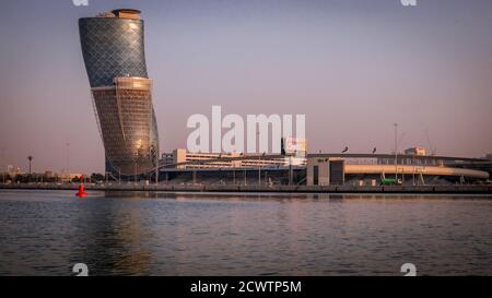 Porte de la capitale d'Abu Dhabi au lever du soleil Banque D'Images