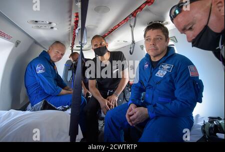 SpaceX Demo-2 Landing les astronautes de la NASA Douglas Hurley, à gauche, et Robert Behnken se préparent à quitter leur hélicoptère à la Station aérienne navale Pensacola après que le duo a atterri dans leur vaisseau spatial SpaceX Crew Dragon Endeavour dans le golfe du Mexique au large de la côte de Pensacola, en Floride, le dimanche 2 août 2020. Le vol d'essai Demo-2 pour le programme des équipages commerciaux de la NASA a été le premier à livrer des astronautes à la Station spatiale internationale et à les ramener sur Terre en toute sécurité à bord d'un vaisseau spatial construit et exploité commercialement. Behnken et Hurley sont revenus après avoir passé 64 jours dans l'espace. Banque D'Images