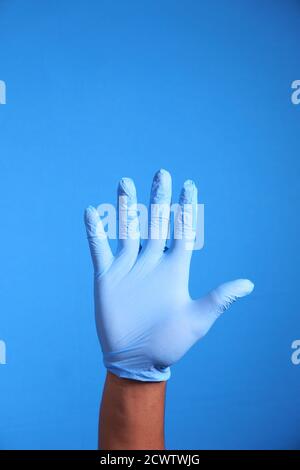 Gros plan de la main de la personne avec des gants de protection Banque D'Images