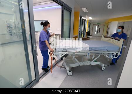 Les infirmières participent à un événement d'orientation pour se familiariser avec le nouveau site avant l'ouverture de la nouvelle unité de soins intensifs de pointe de 22 millions de livres à l'University Hospital Southampton NHS Foundation Trust. Banque D'Images