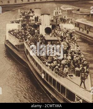 1905. L'un des nouveaux steamers LCC Penny, croisières d'agrément qui ont fonctionné sur la Tamise, Londres. - le 17 juin 1905 a été l'augmentation officielle de la L C C Penny steamers / croisières de plaisir par le monarque britannique roi Edward VII sur Westminster Pier. Celui-ci était connu familièrement comme le BATEAU DE MARI en raison de la plupart des passagers masculins qui ont navigué à Southend le samedi chaque week-end. Malheureusement, l'expérience de la LCC avec une flotte de 30 petits bateaux à aubes a coïncidé avec un temps de transport en bus et en train meilleur marché, plus rapide et plus fiable. Dans un délai de 1 an, ils ont arrêté l’opération. Banque D'Images