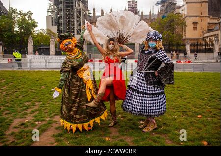 Londres, Royaume-Uni. 30 septembre 2020. Pantomime dames marche sur le Parlement la Parade Panto attire l'attention sur le manque de soutien du gouvernement pour les arts vivants. Crédit: JOHNNY ARMSTEAD/Alay Live News Banque D'Images