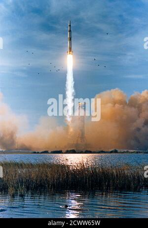 Lancement d'Apollo 8 en août 1968, trois astronautes de la NASA ont reçu un appel leur demandant d'annuler leurs plans de vacances d'hiver — ils allaient sur la Lune. Cinquante ans plus tard, nous célébrons la mission historique d'Apollo 8: go.nasa.gov/2EDarq3 ( https://go.nasa.gov/2EDarq3 ) S68-56050 (21 décembre 1968)--- le véhicule spatial Apollo 8 (vaisseau spatial 103/Saturne 503) est lancé à partir de Pad A, Launch Complex 39, Kennedy Space Centre (KSC), à 7 h 51 (HNE), le 21 décembre 1968. L'équipage de la mission orbite lunaire Apollo 8 est composé d'astronautes Frank Borman, commandant; James A. Lovell Jr., pilote du module de commandement; et W Banque D'Images